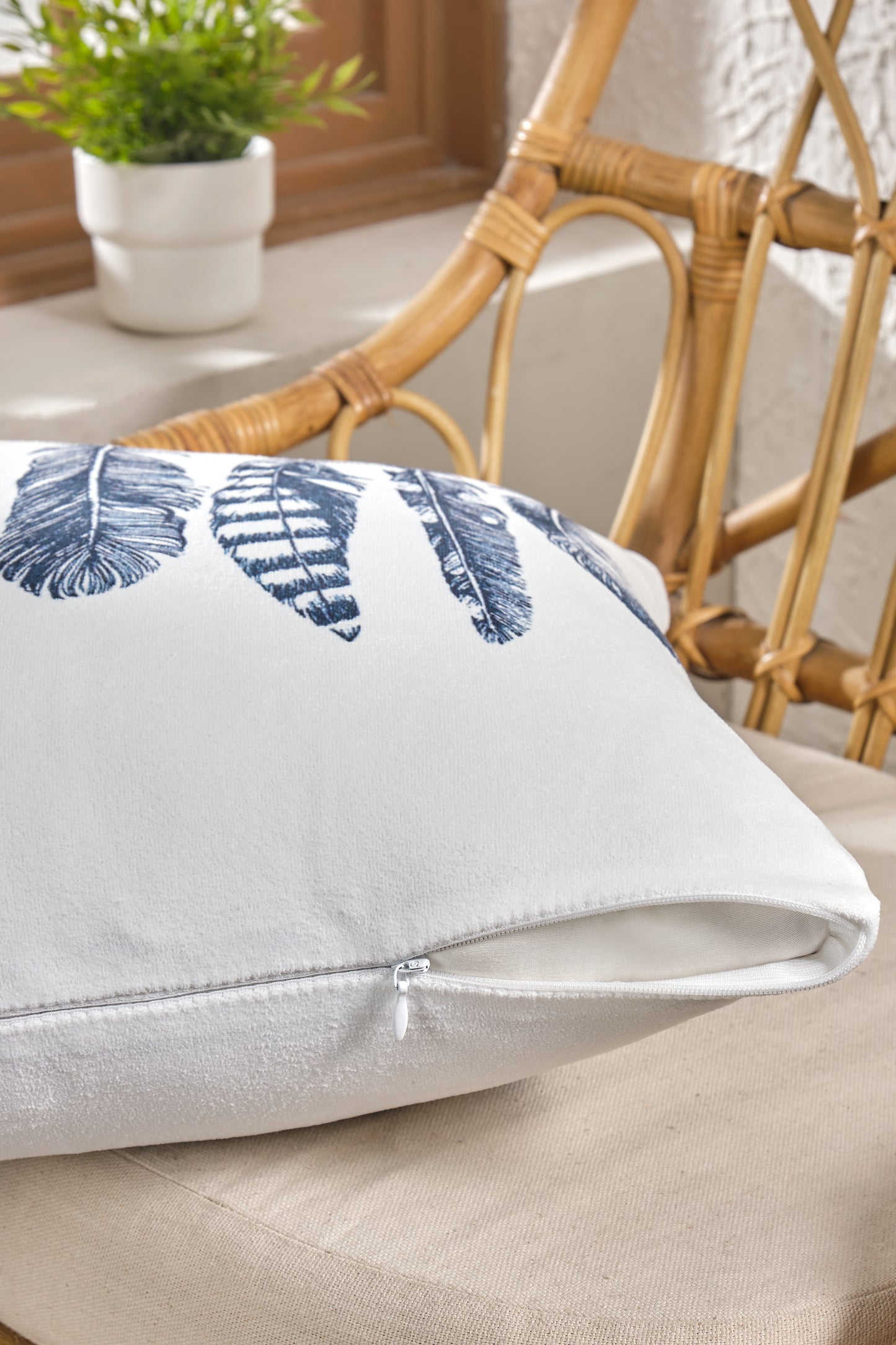 Siyah Tüy Soft Kadife Baskılı 43 x 43 cm Kırlent Kılıfı