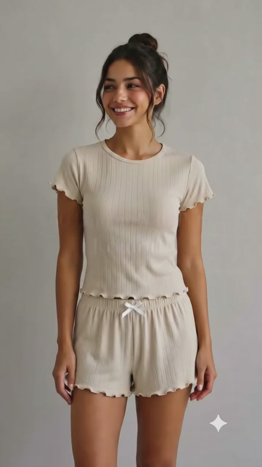 Bej Kadın %60 Bambu %40 Cotton Likralı Fırfır Detaylı Pijama Takımı İspanyol Paça Rahat Kalıp Şort + Toka 4'Lü Set